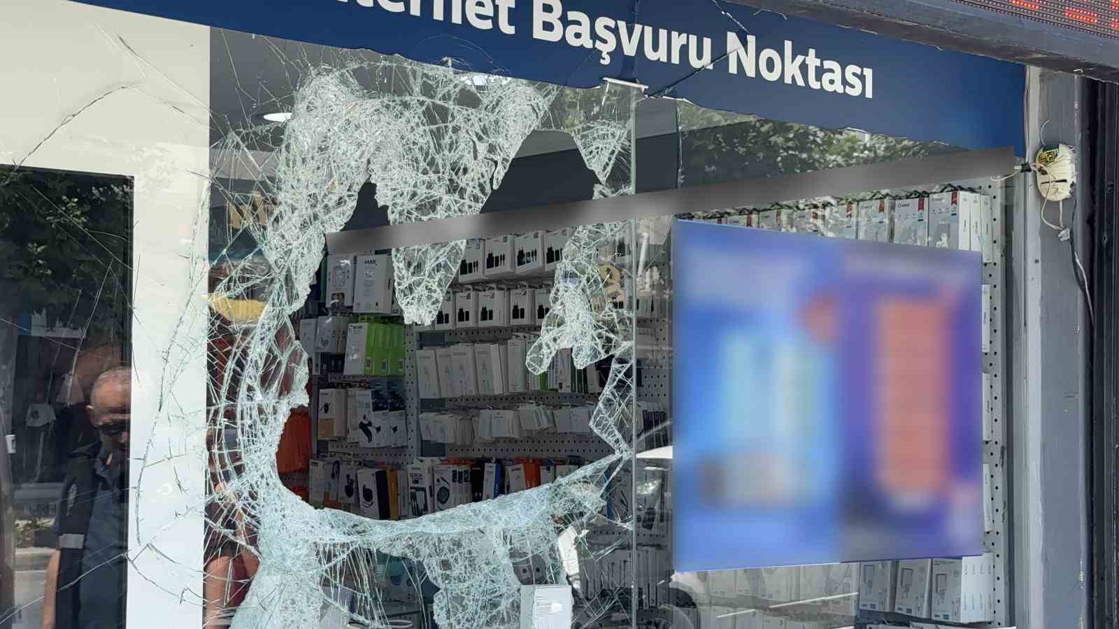 Maskeli hırsızlar camını odunla kırdıkları mağazadan 400 bin liralık telefon çaldı