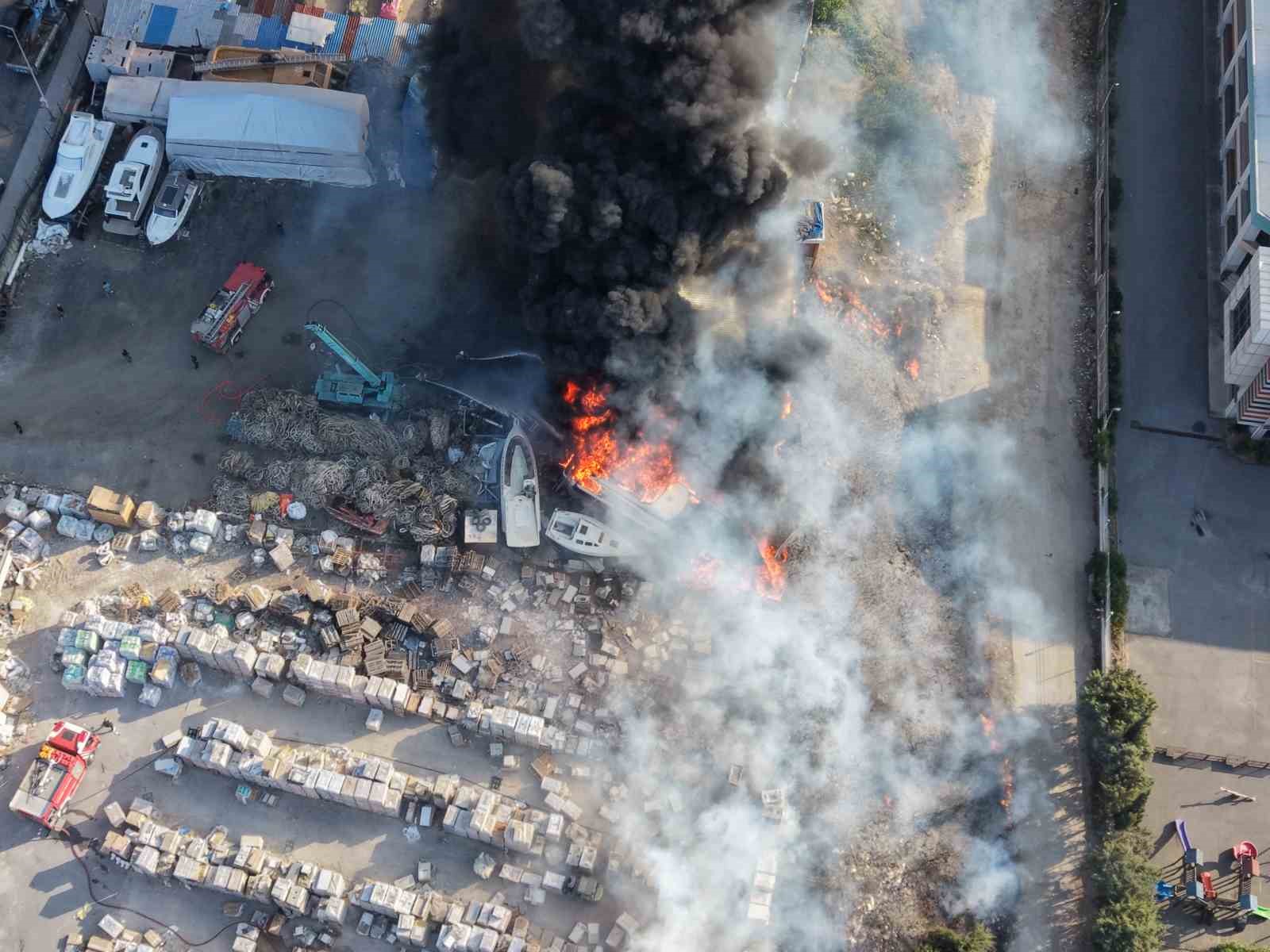 Tuzla’da otluk alanda çıkan yangın teknelere sıçradı: Alevler dron ile görüntülendi
