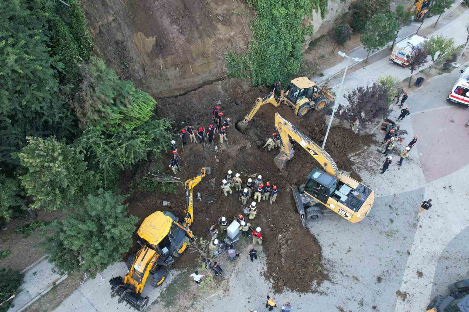 Büyükçekmece’de göçük altında 2 kişinin kaldığı iddiası üzerine kurtarma çalışmaları sürüyor
