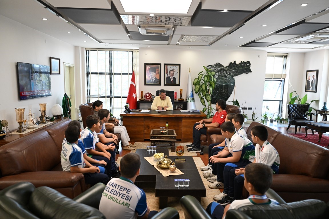 Başkan Kocaman, şampiyon güreşçilerle buluştu
