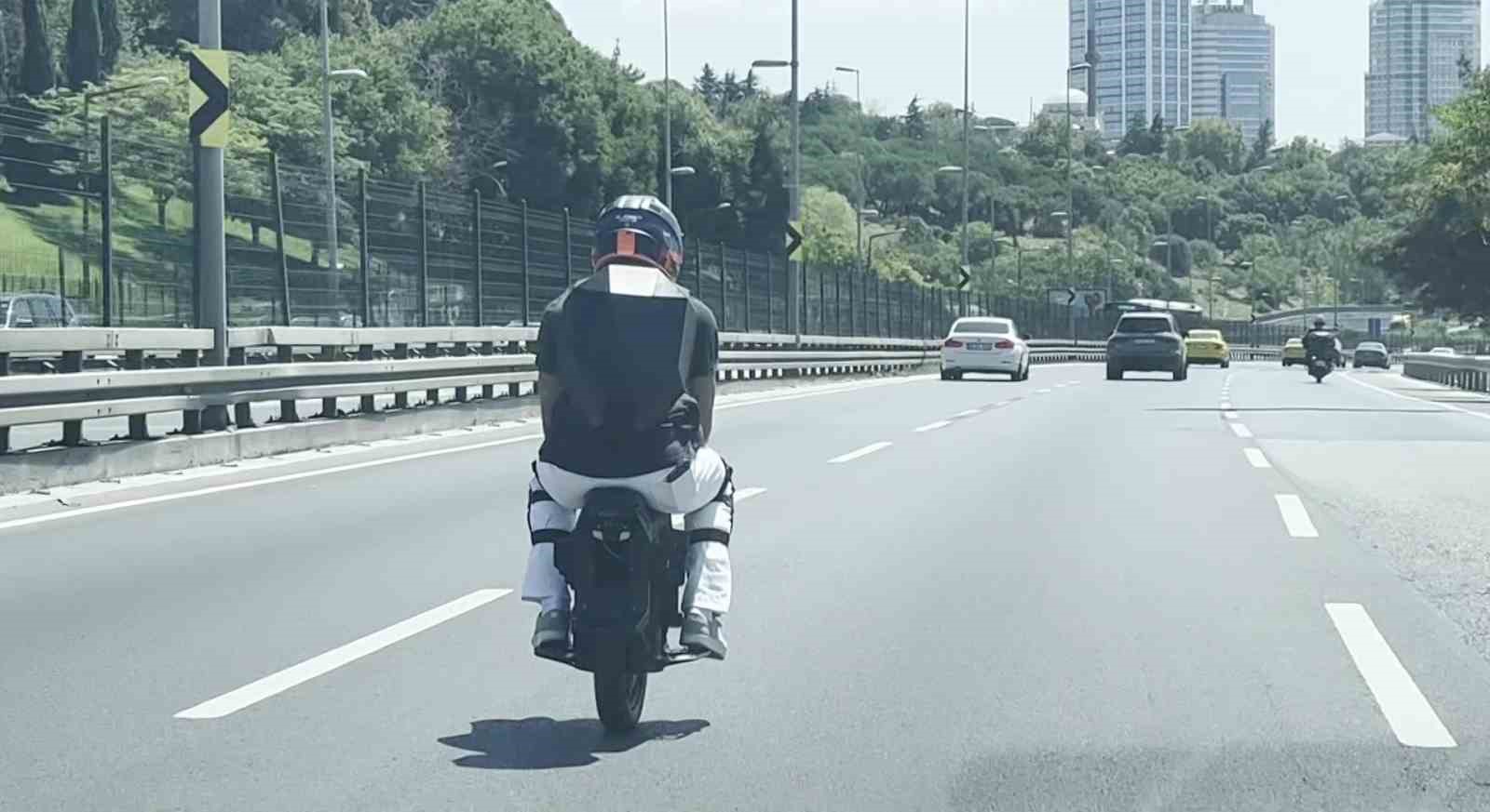 Elektrikli tek tekerli scooter üzerinde tehlikeli yolculuk kamerada
