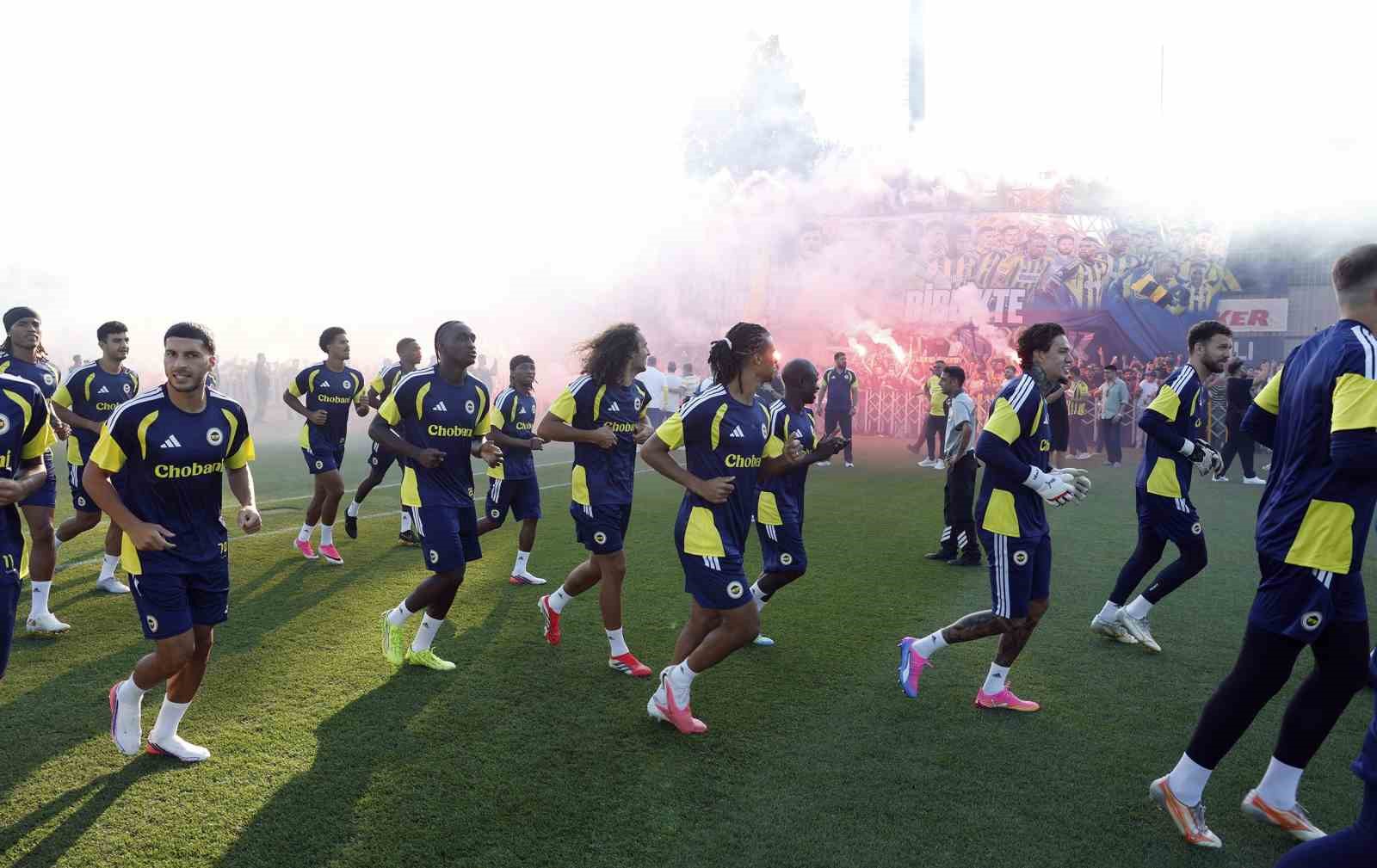 Fenerbahçe, Sturm Graz maçı öncesi son antrenmanını taraftara açık yaptı
