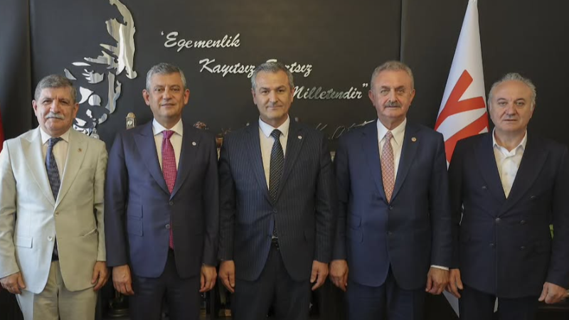 Lütfü Obuz’a rozetini Özgür Özel taktı
