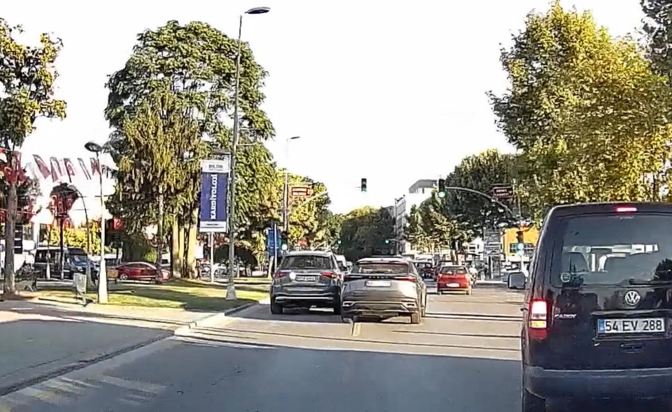 Faciaya davetiye çıkardı: Trafiğin yoğunluğuna aldırmadan makas attı