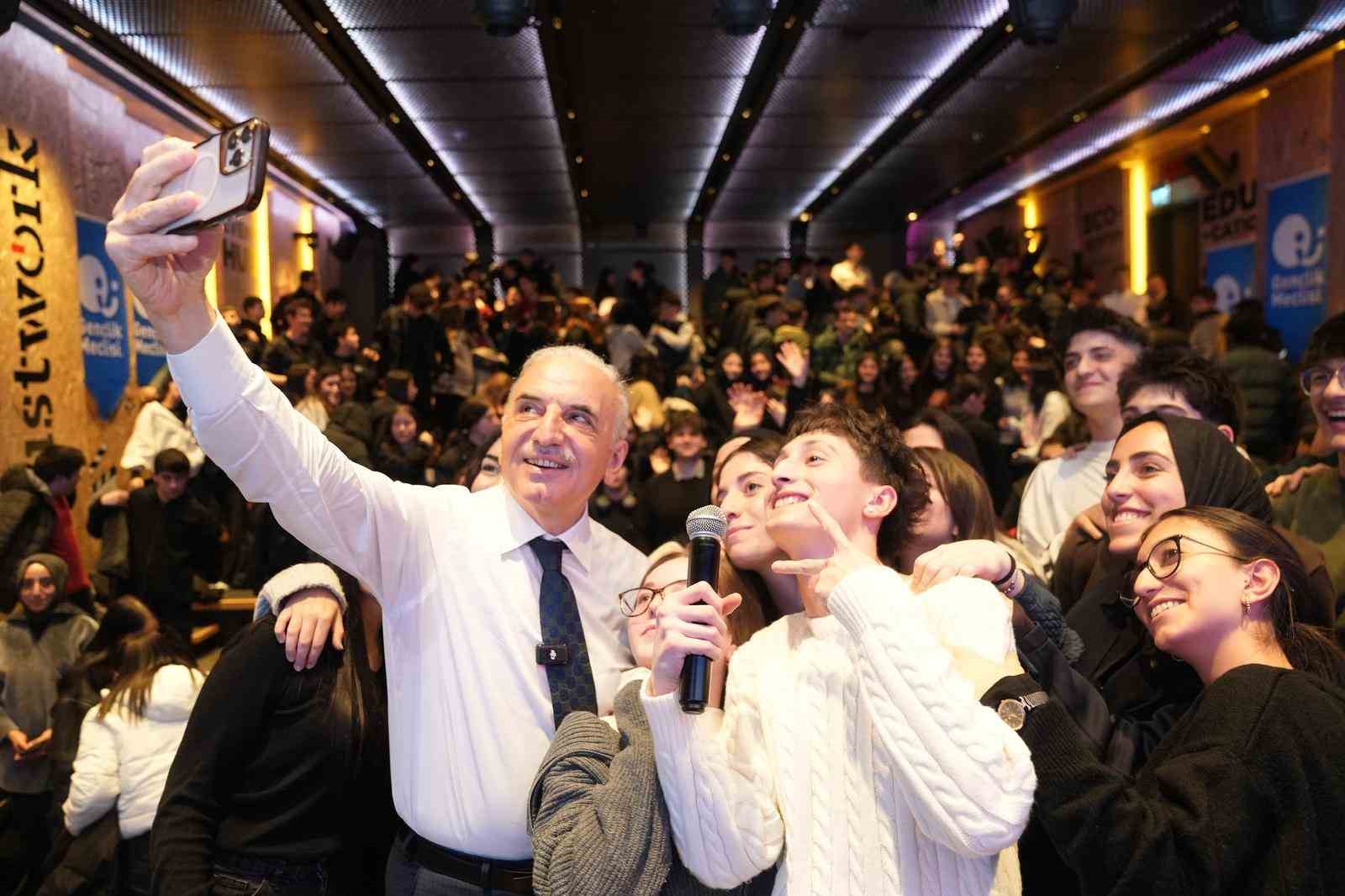 Ümraniye’de gelecek gençlerle şekilleniyor
