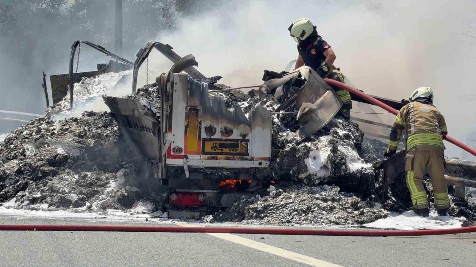 Kuzey Marmara otoyolu Çatalca nakkaş mevkiinde bir tırda bilinmeyen bir nedenle yangın çıktı. Alevler tarım arazisine de sıçrarken, olay yerine çok sayıda itfaiye ekibi sevk edildi.