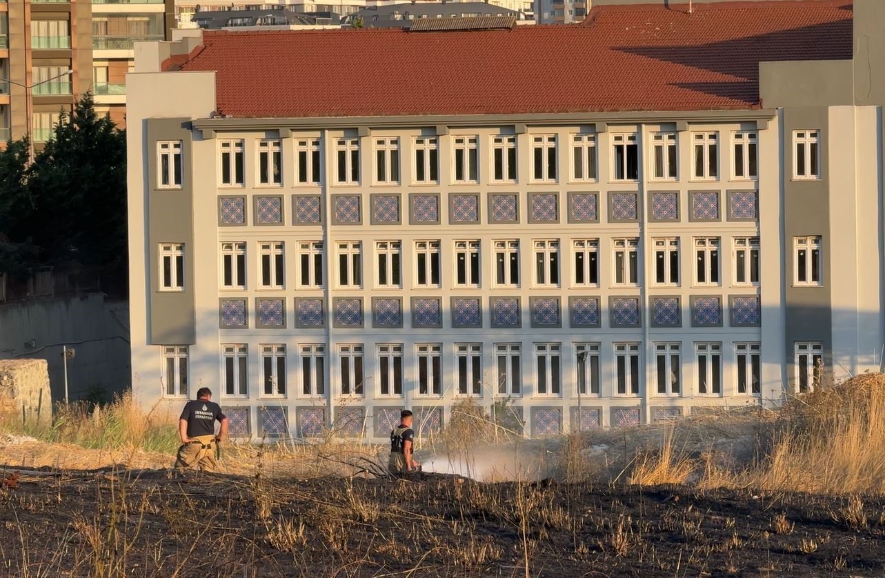 Beylikdüzü’nde otluk alanda korkutan yangın: Alevler sitelere kadar yaklaştı
