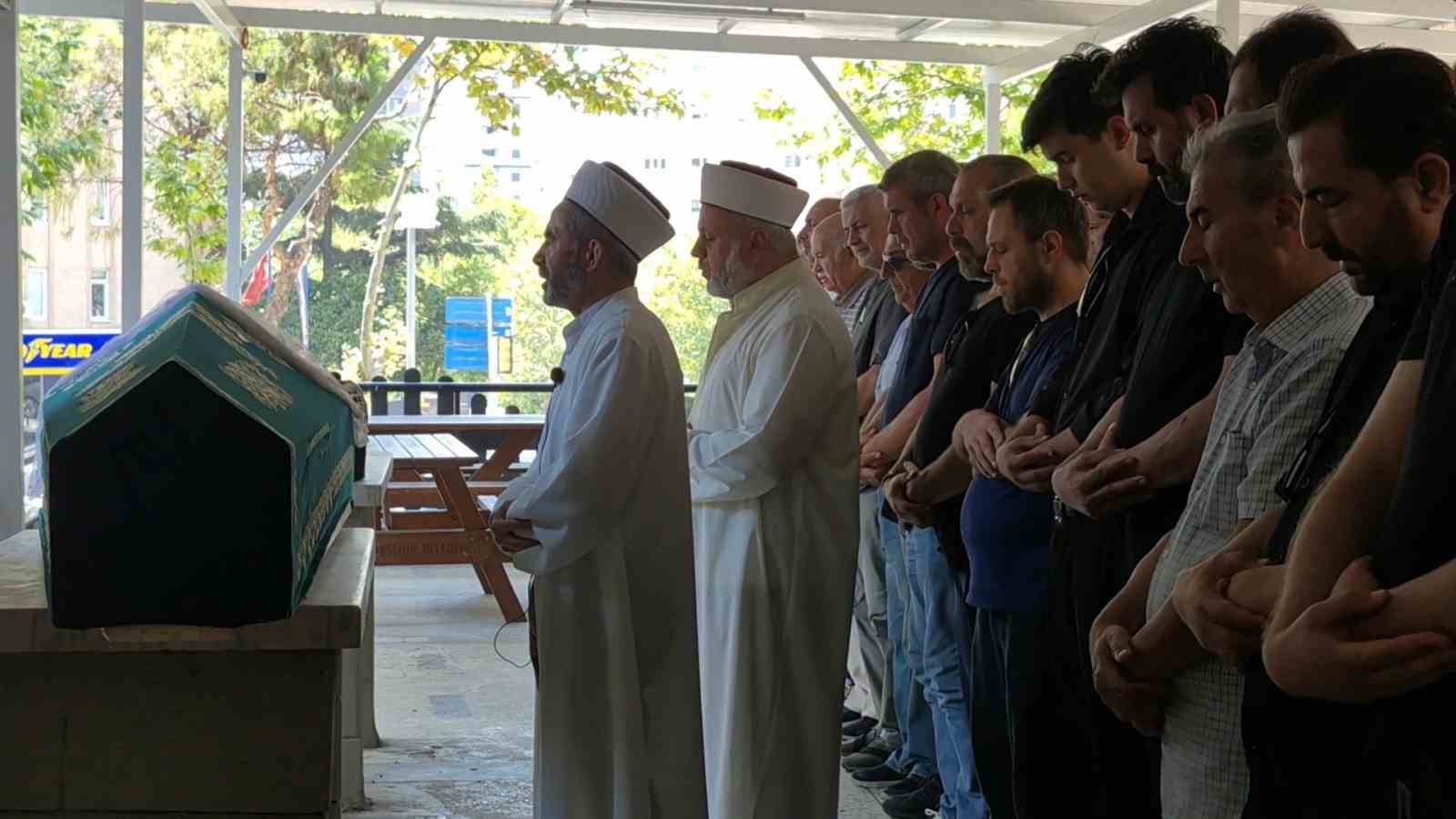 Bostancı’da 5. kattan düşerek hayatını kaybeden genç kız son yolculuğuna uğurlandı