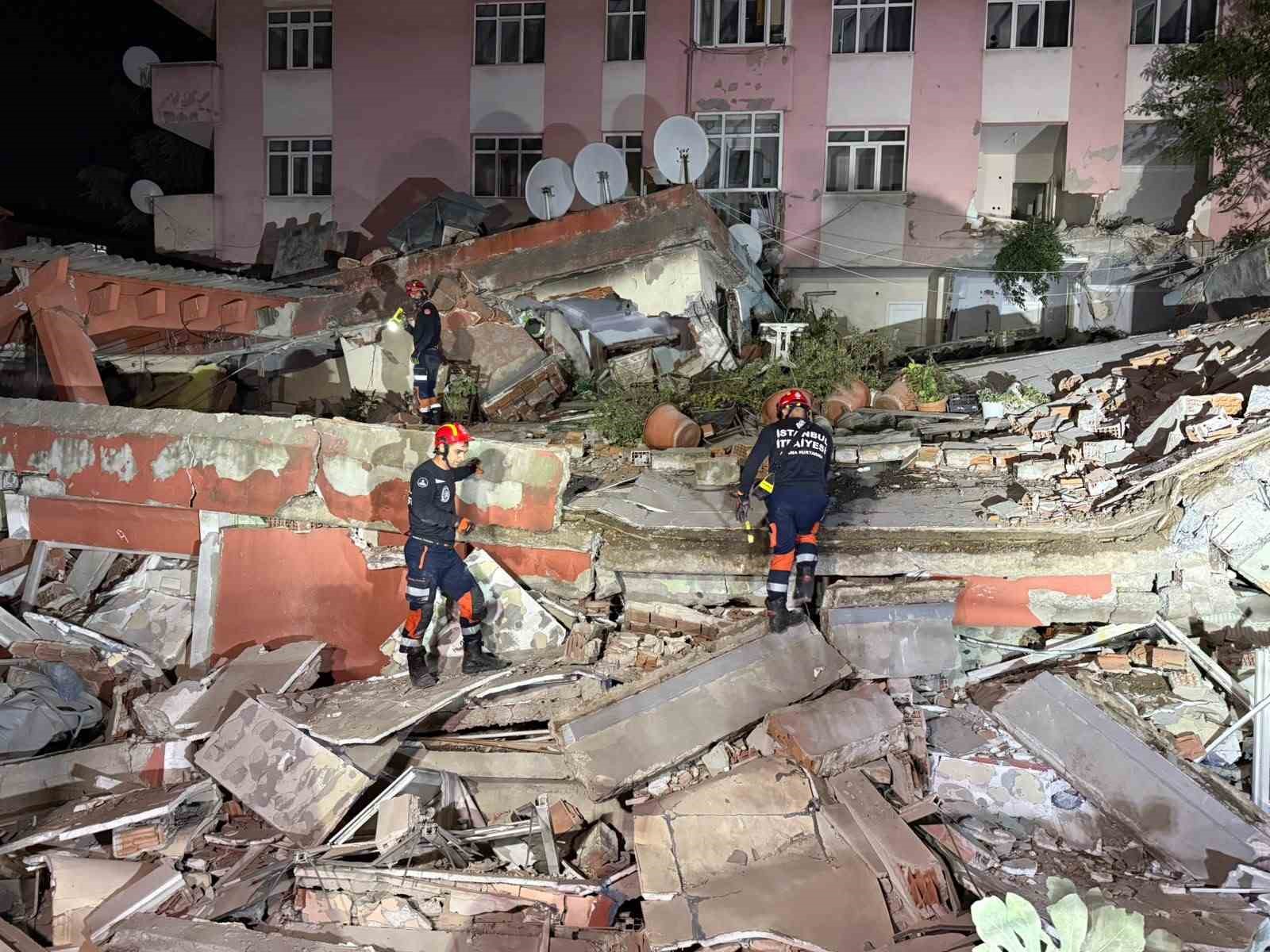 (Düzeltme) Bahçelievler Belediyesi: "Binanın önceden tahliye edilmesi nedeniyle ilk belirlemelere göre herhangi bir can kaybı veya yaralanma bulunmamaktadır"