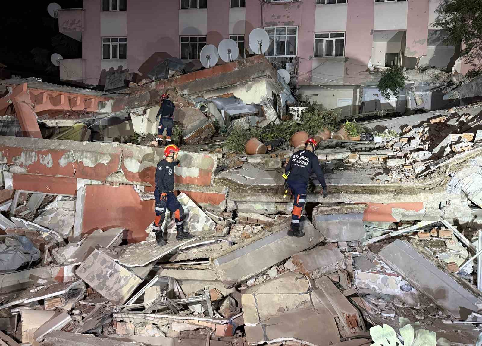 Bahçelievler’de dün gece tahliye edilen bina bugün çöktü