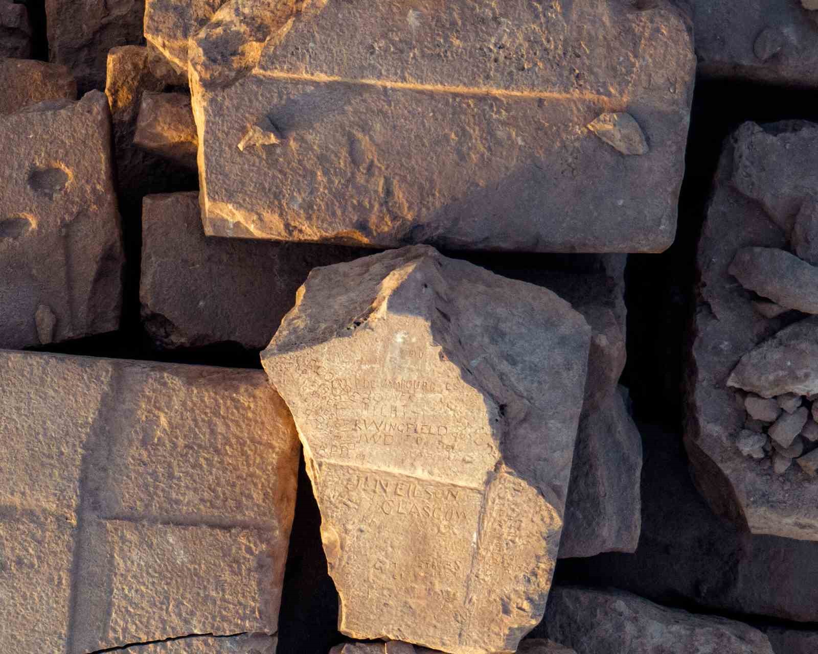 Piramitlerin zirvesinde turistlerin kazıdığı yazılar ortaya çıktı
