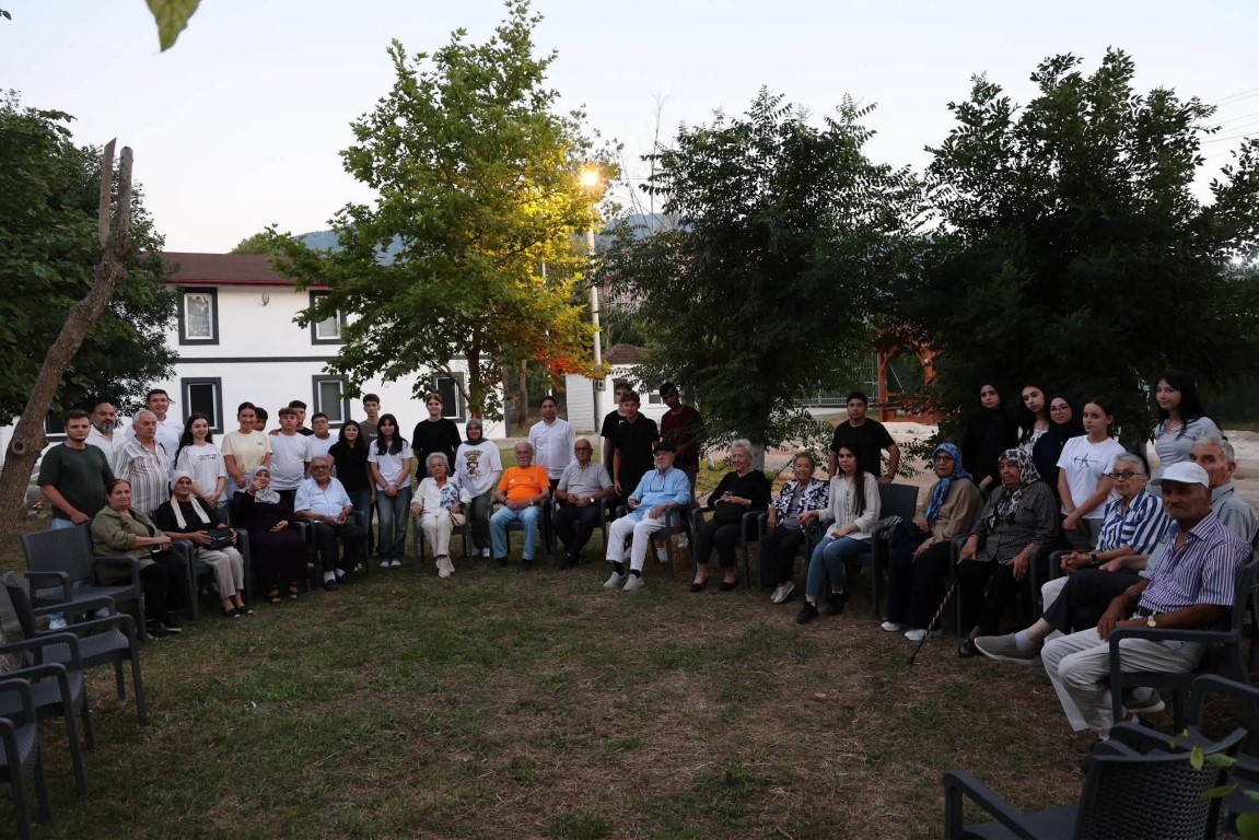 Gençler ile huzurevi sakinleri bir araya geldi
