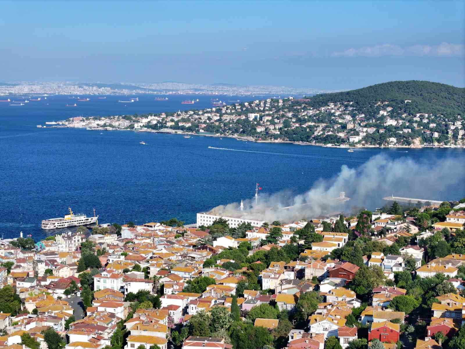 Heybeliada Deniz Harp Okulu’ndaki yangına müdahale sürüyor
