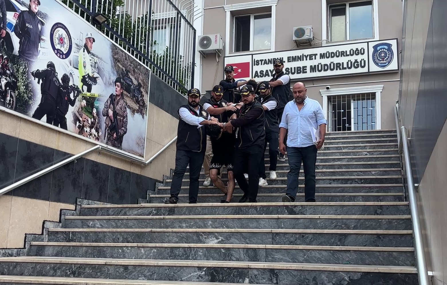 Fatih’te 19 yaşındaki gencin hayatını kaybettiği kavgaya ilişkin gözaltına alınan 8 şüpheli adliyeye sevk edildi