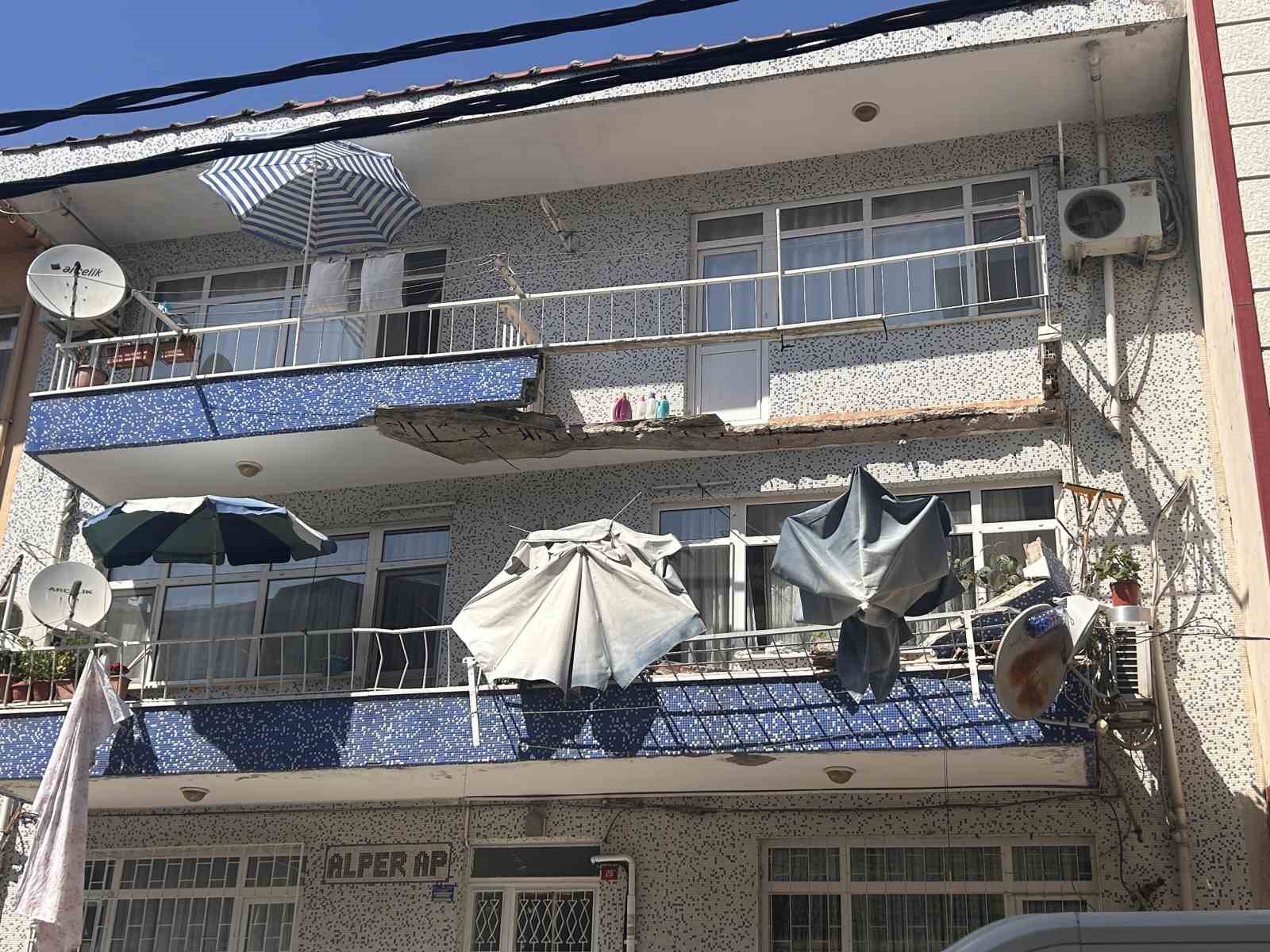 Ümraniye’de 3 katlı binanın balkonu çöktü: 2 araç hasar gördü