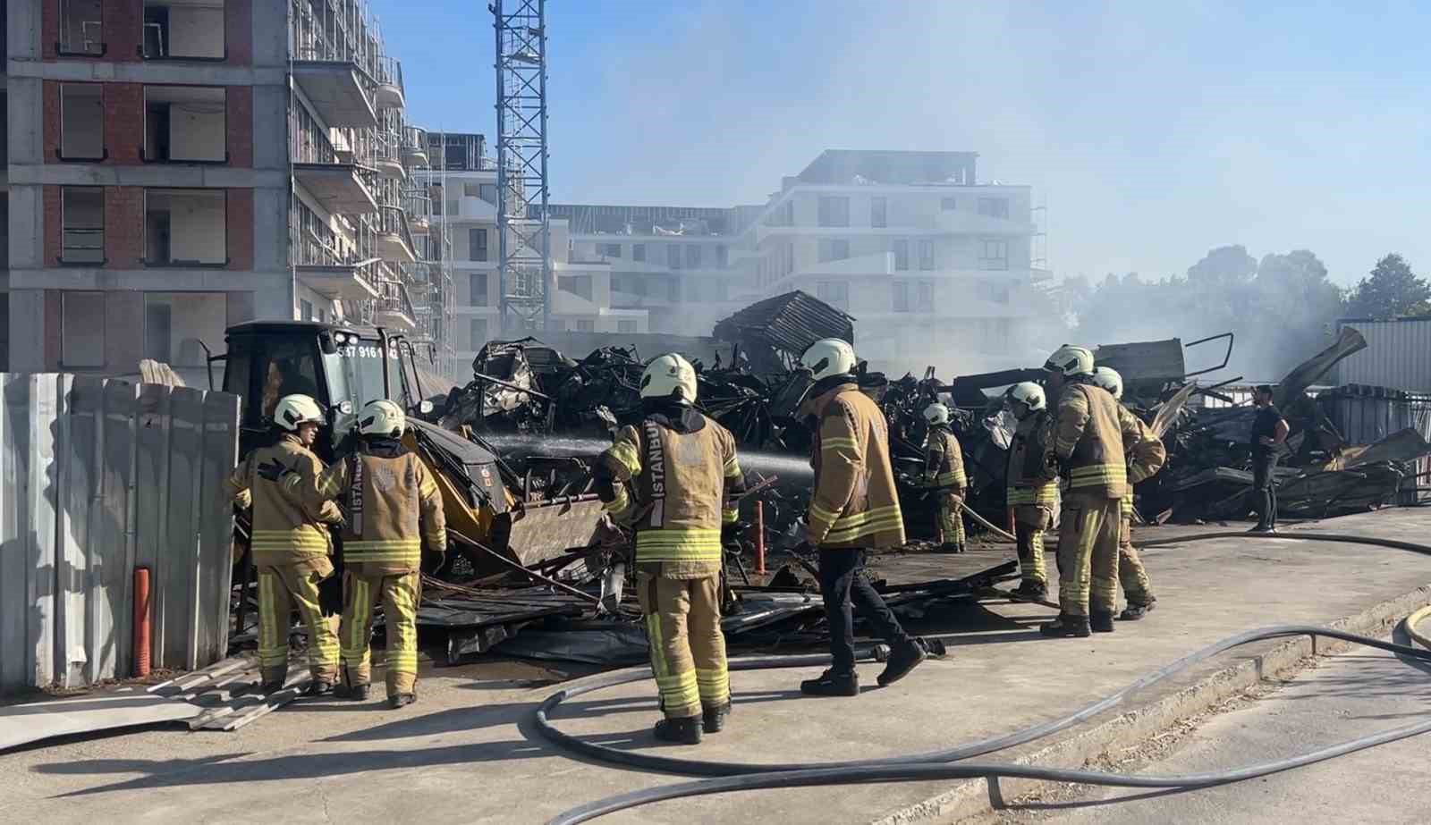 Tuzla’da 2 katlı işçi konteynerleri alevlere teslim oldu

