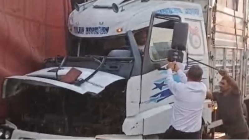 İzmit'te 2 tır çarpıştı