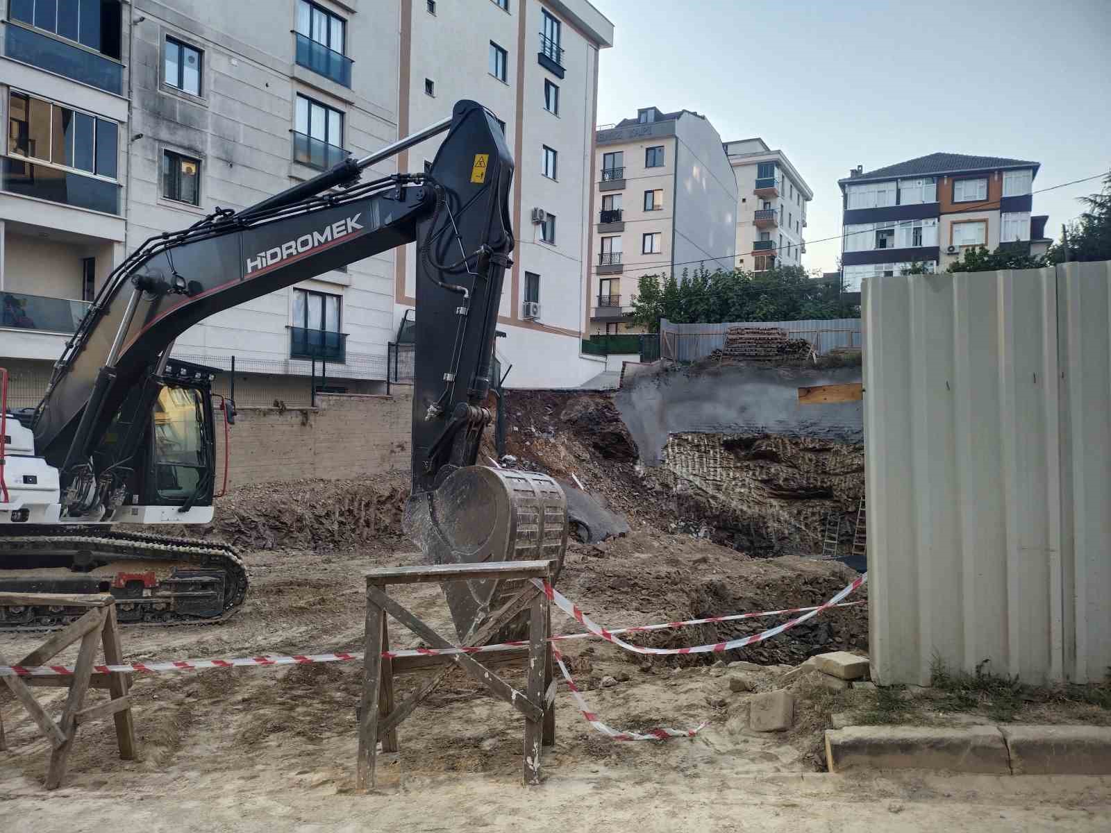 Çekmeköy’de istinat duvarı yıkılan inşaatın yanındaki 5 katlı bina boşaltıldı
