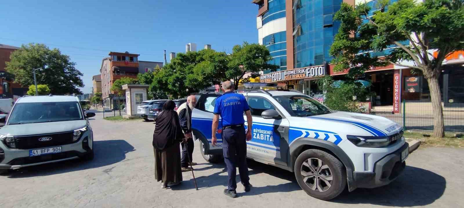 Belçika’dan gelen yaşlı çift yolunu kaybetti, zabıta yardıma koştu