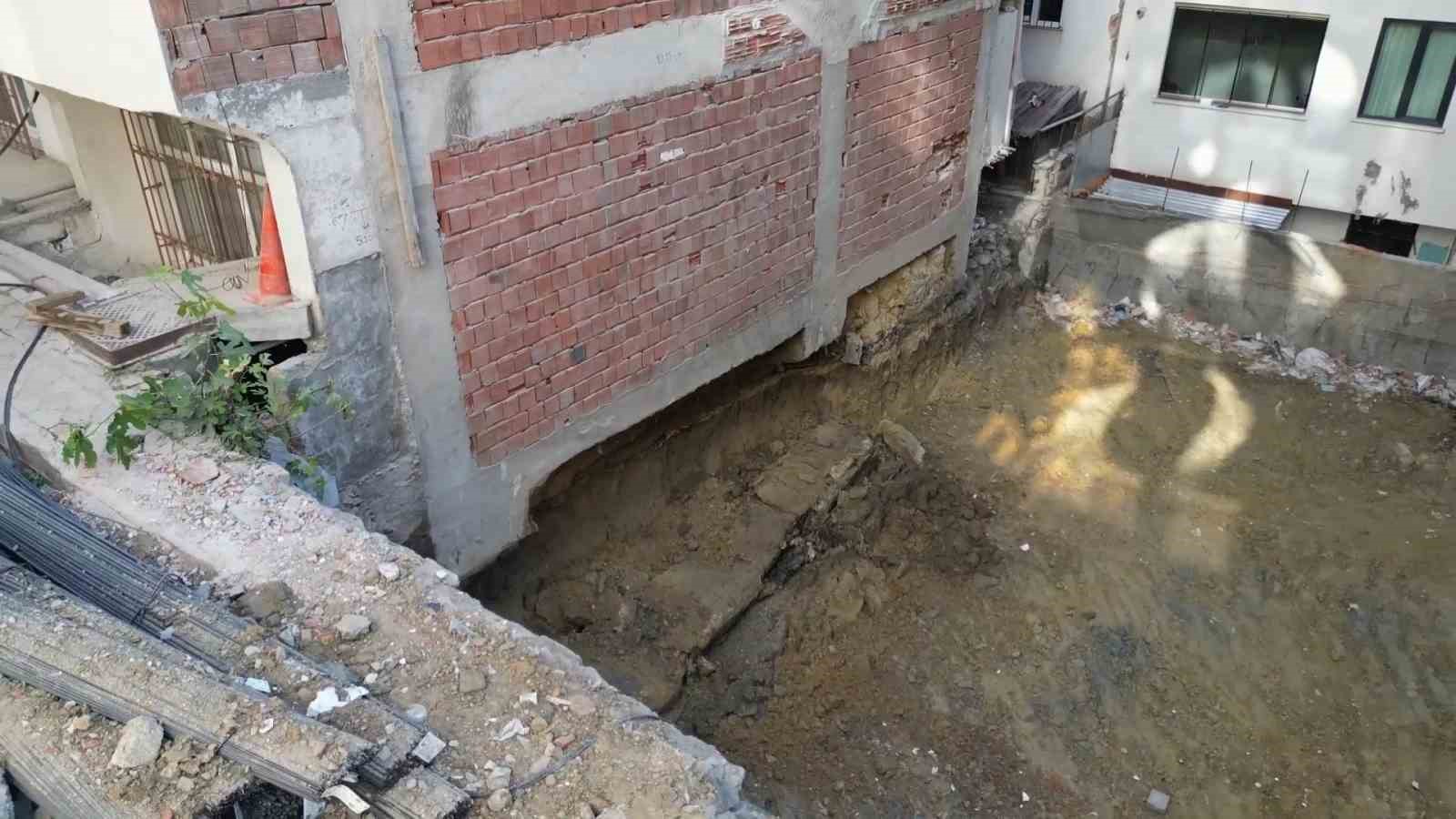Sultangazi’de temel kazısı sırasında yan bina zarar gördü: Tedbir amaçlı boşaltıldı