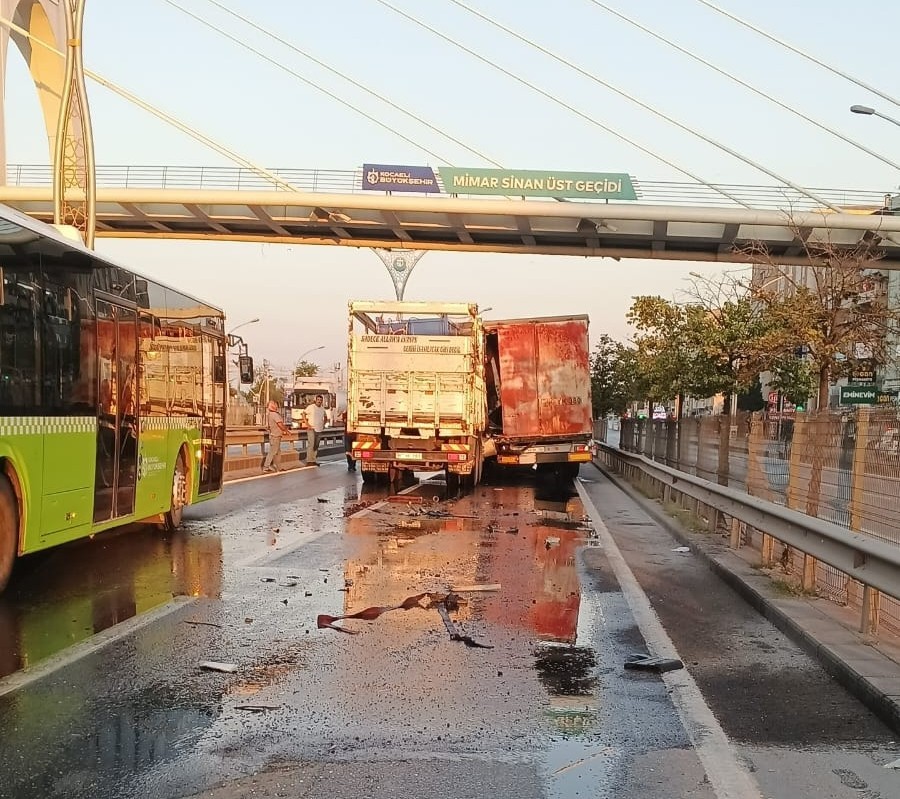 D100’de tıra çarpan kamyonun kupası ezildi: Sürücü sıkıştı