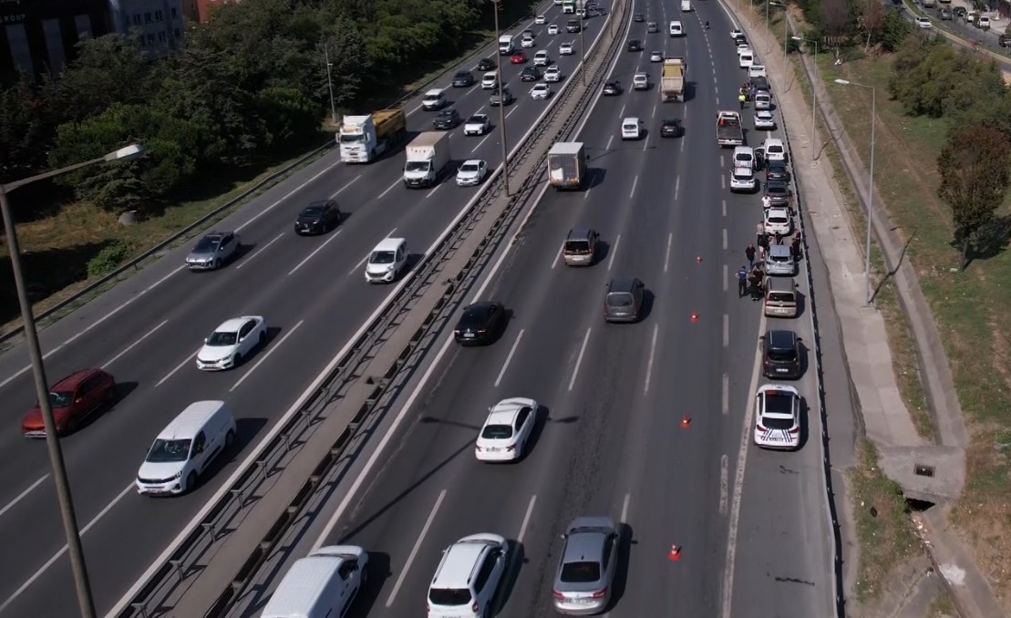 Sultangazi’de 10 araç birbirine girdi: Trafik yoğunluğu havadan görüntülendi