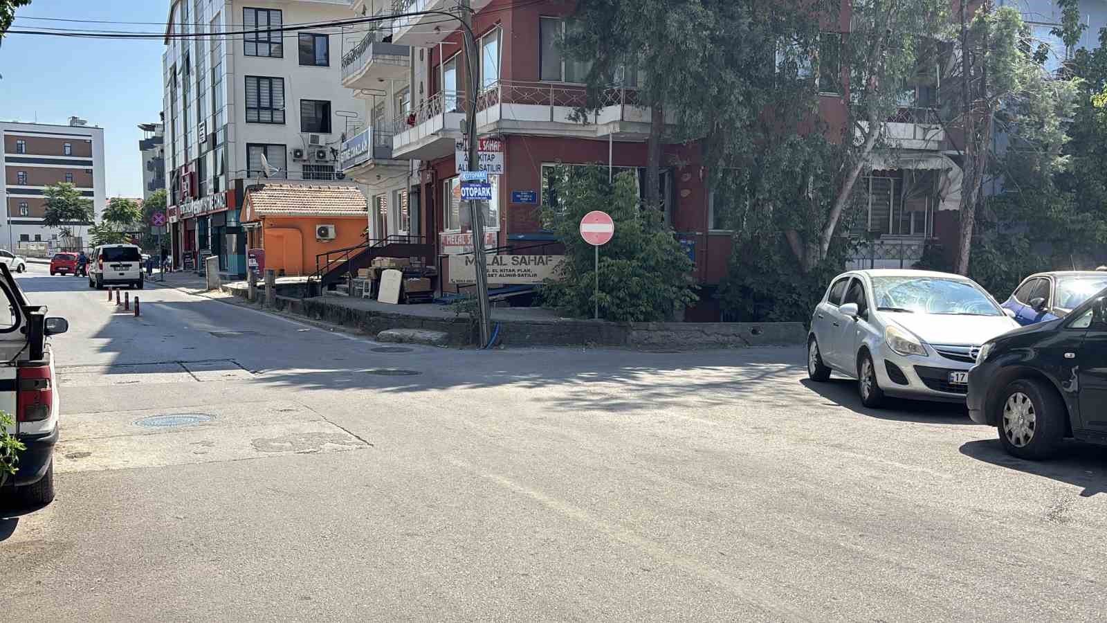 Kaldırıma çıkan otomobil yayalara çarptı: 2 yaralı
