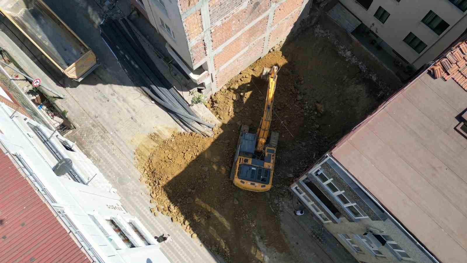 Sultangazi’de temel kazısı sırasında zarar gören binanın çevresindeki 3 bina daha tahliye edildi
