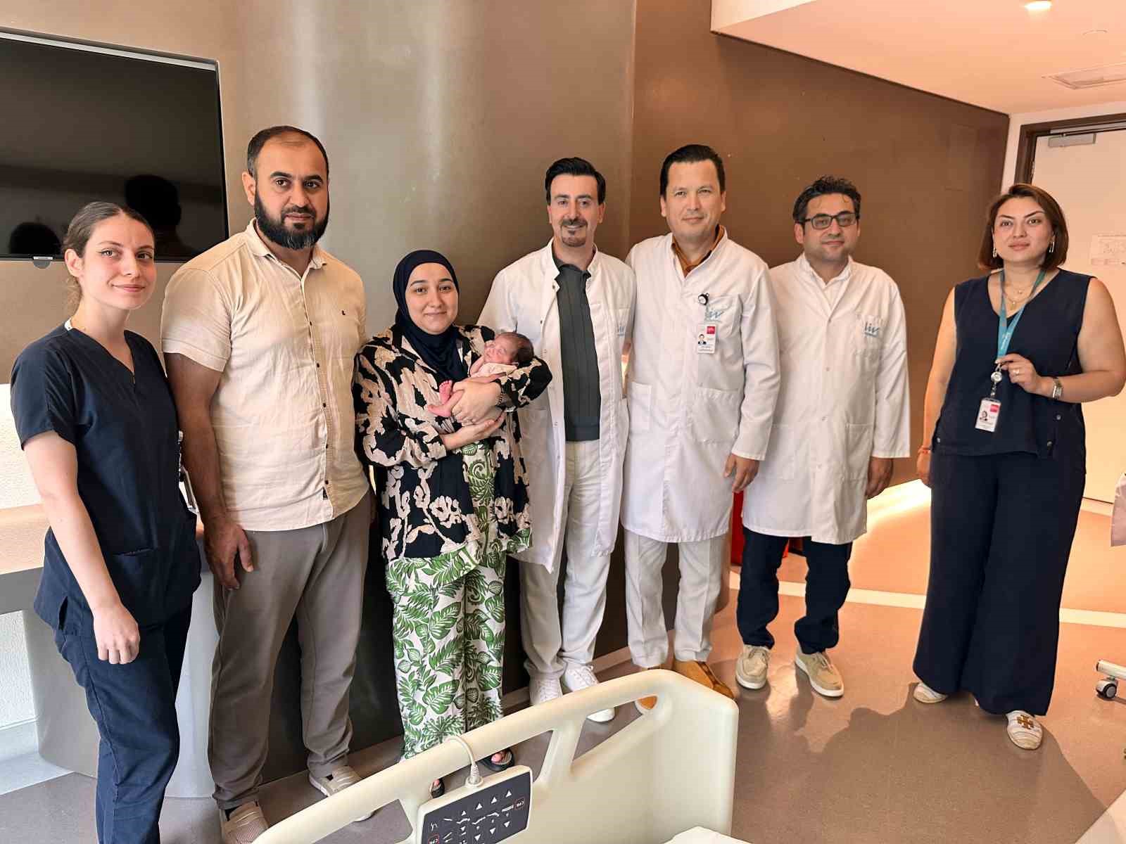 Omurilik tümörü nedeniyle riskli gebelik geçiren anne ile prematüre bebeği sağlığına kavuştu
