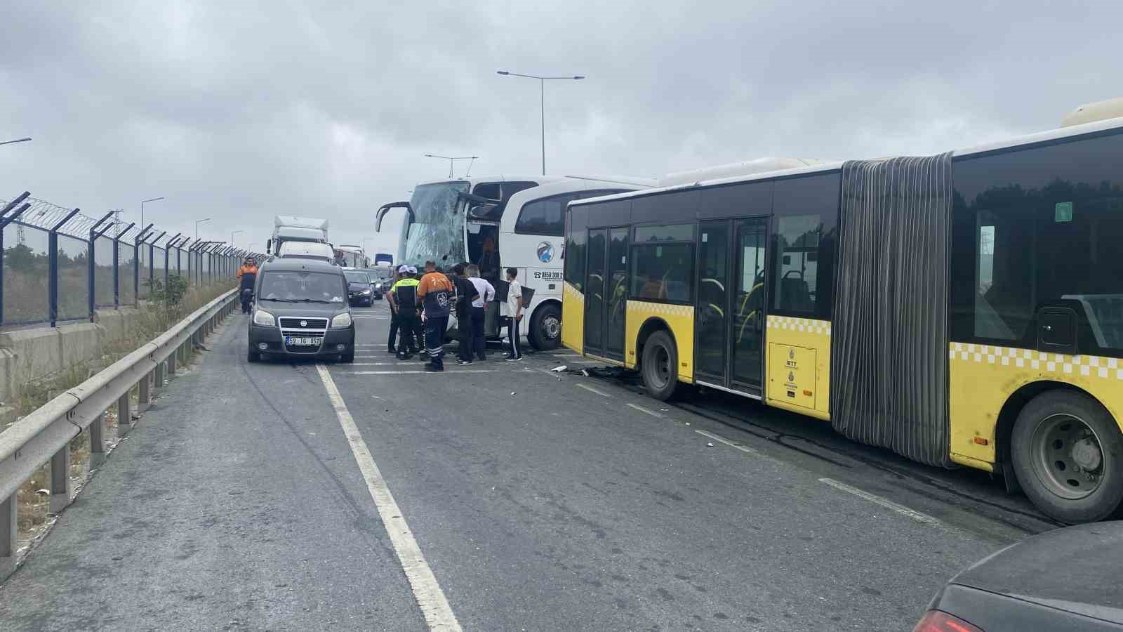 Arnavutköy’de yolcu otobüsü ile İETT otobüsü çarpıştı: 4 yaralı
