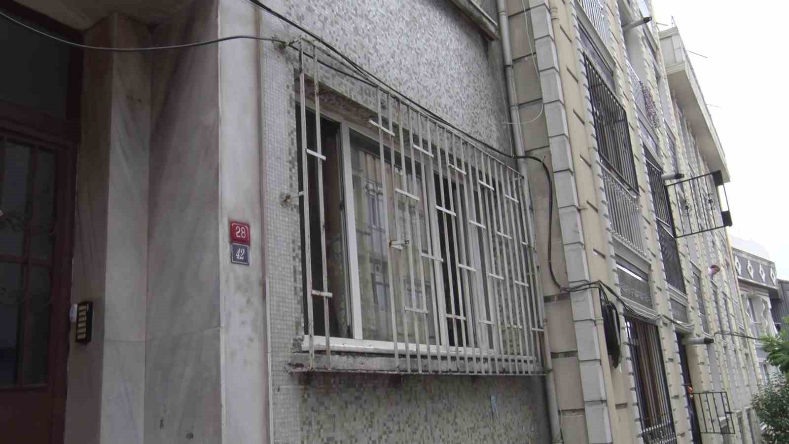 Beyoğlu’nda kötü koku ihbarı: Kokunun geldiği evden ceset çıktı
