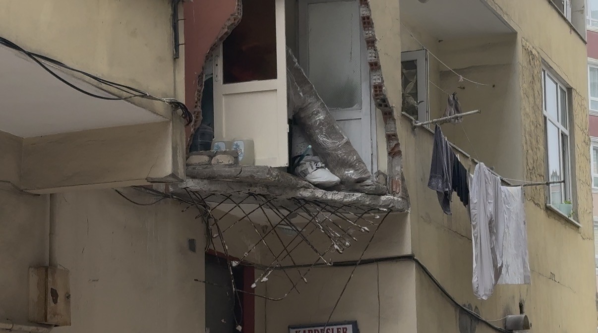 Güngören’de 5 katlı binanın balkonu yıkıldı; Bina sakini "Deprem oldu sandık" dedi
