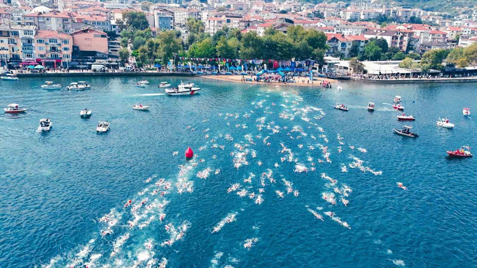 İzmit Körfezi’ni yüzerek geçtiler
