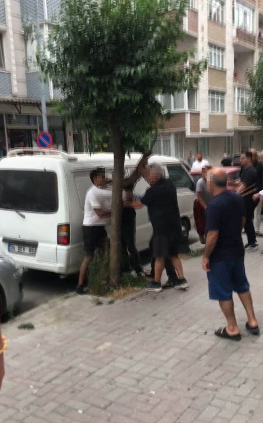Avcılar’da demir sopalı, taşlı kavga: 1 yaralı
