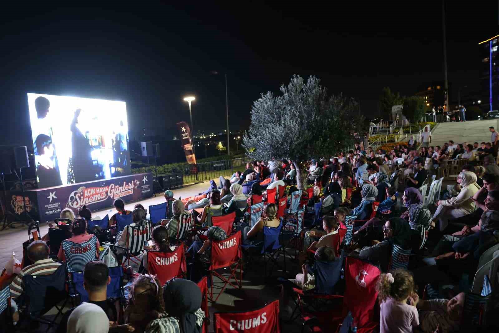 Küçükçekmece’de Açık Hava Sinema Günleri ‘Neşeli Günler’ ile başladı