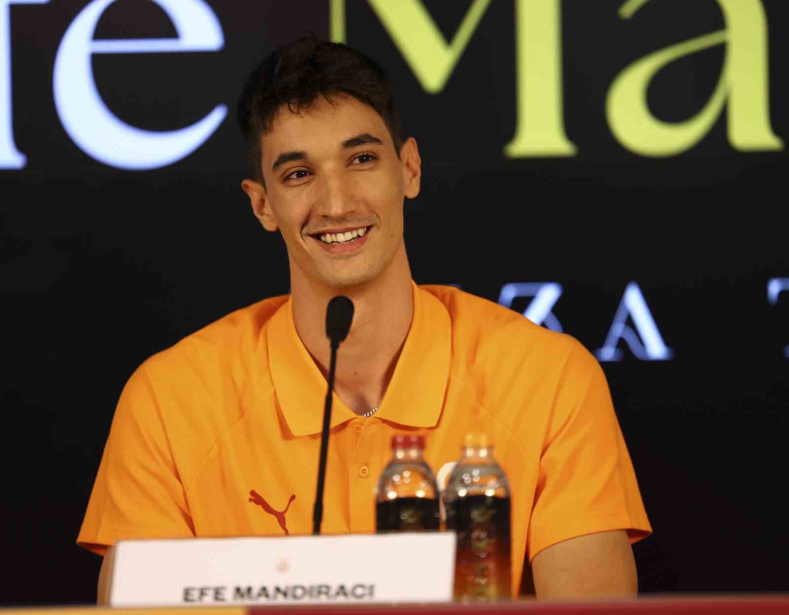 Galatasaray, yeni transferi Efe Mandıracı için imza töreni düzenledi