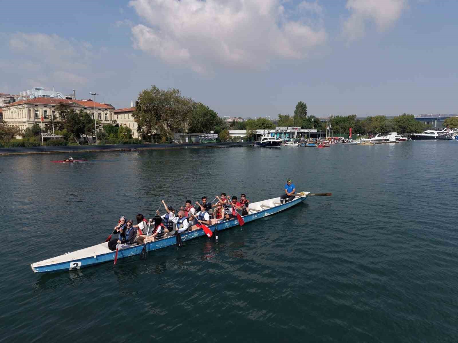 Düzceli gençler Haliç’te suya indi