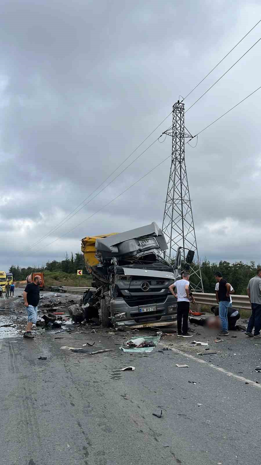 Şile’de korkunç kaza: Çarpışan 2 tır adeta paramparça oldu
