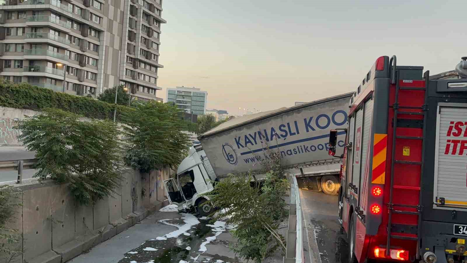 Esenler’de tır yol kenarındaki dereye uçtu: 1 yaralı
