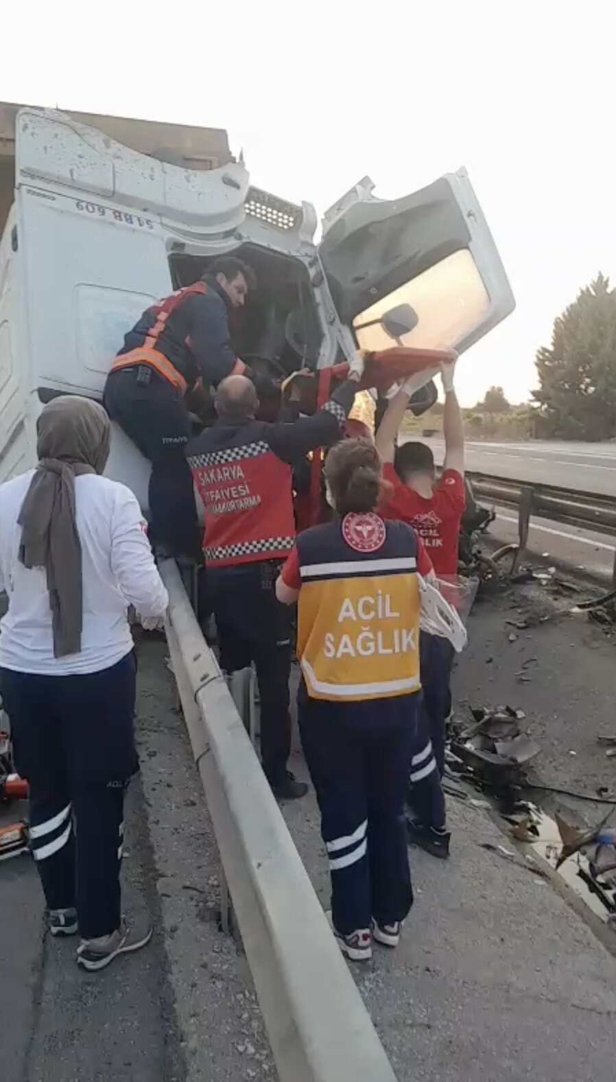 Tır önce akaryakıt istasyonu duvarına sonra refüje çarptı: 1 ölü, 1 yaralı
