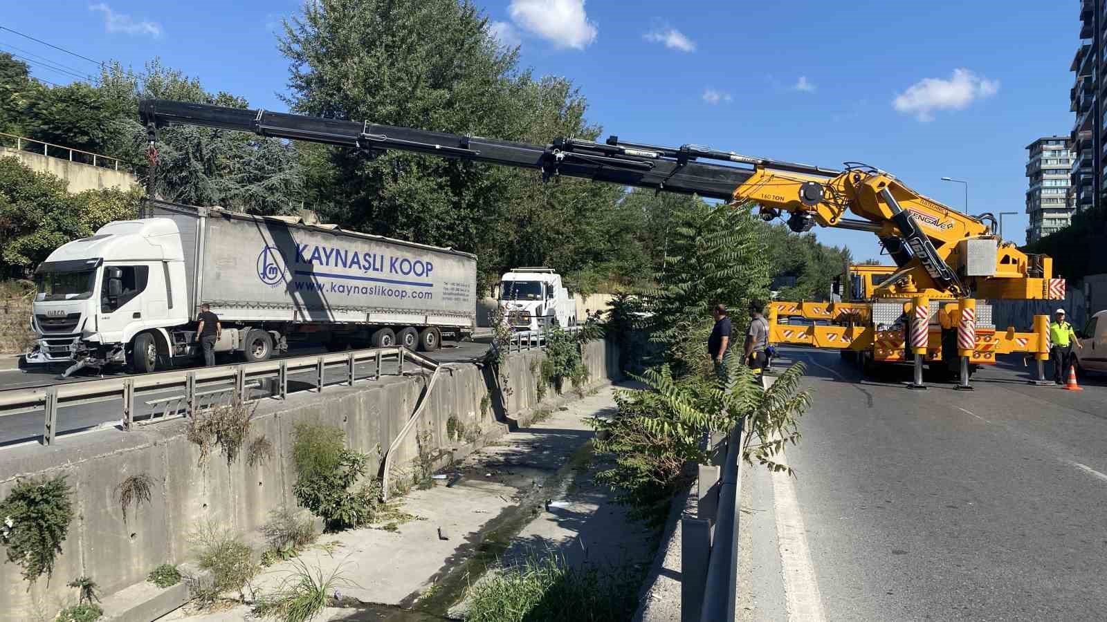 Esenler’de dereye uçan tır çıkarıldı
