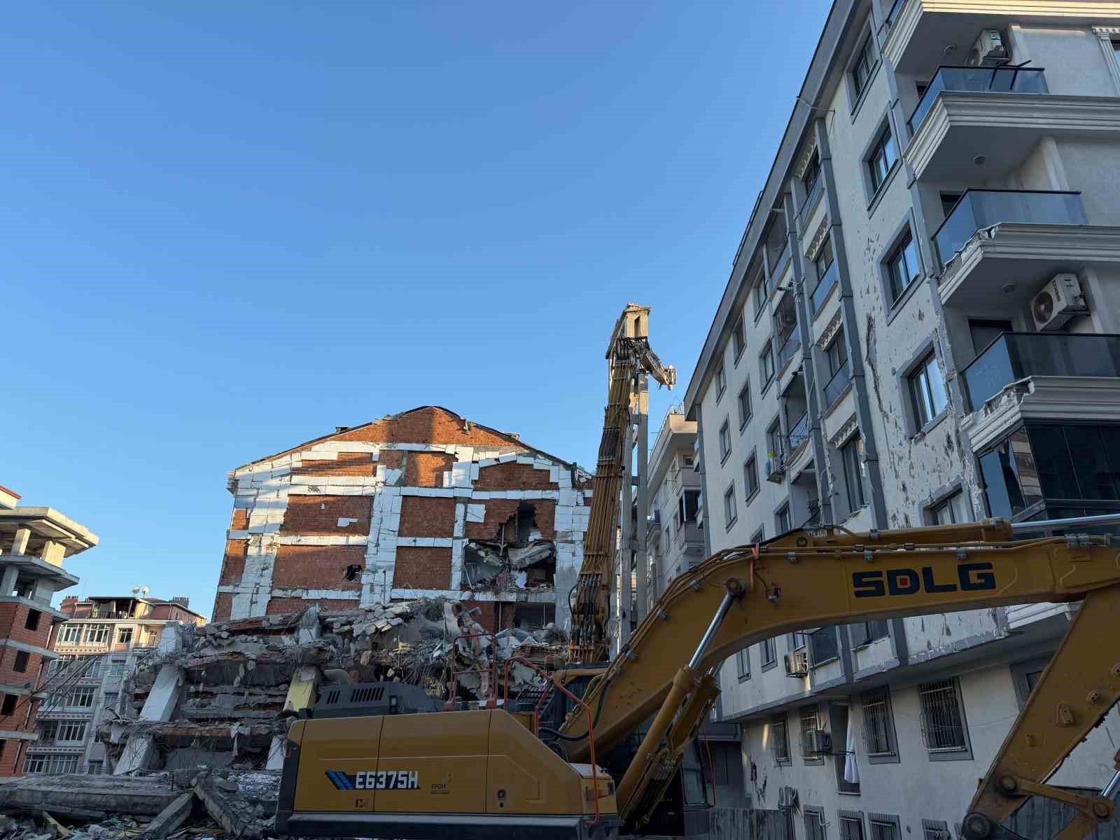 Bahçelievler’de yıkım sırasında kopan parçalar, bitişikteki binaya zarar verdi
