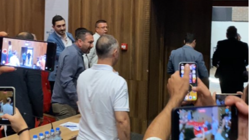 YENİ Parti meclisi terk etti!