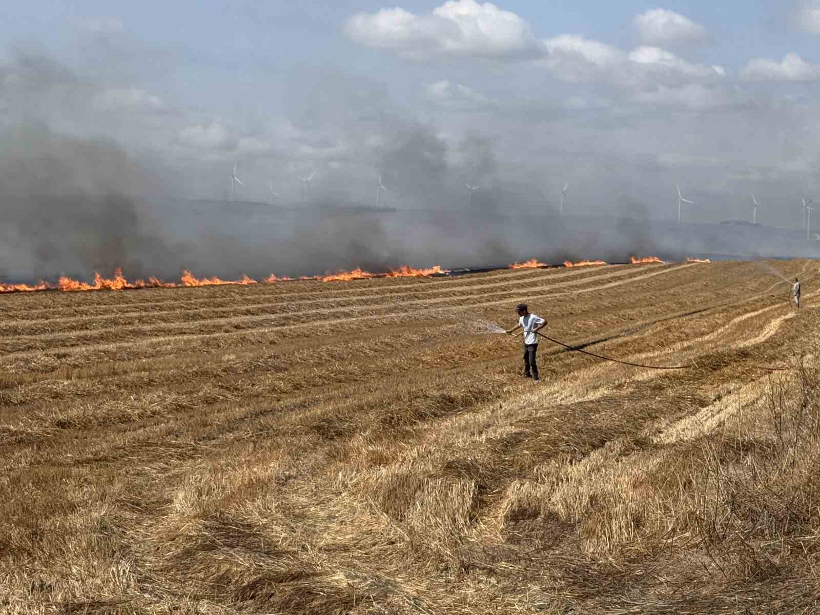 Silivri’de tarla yangınına havadan müdahale ediliyor

