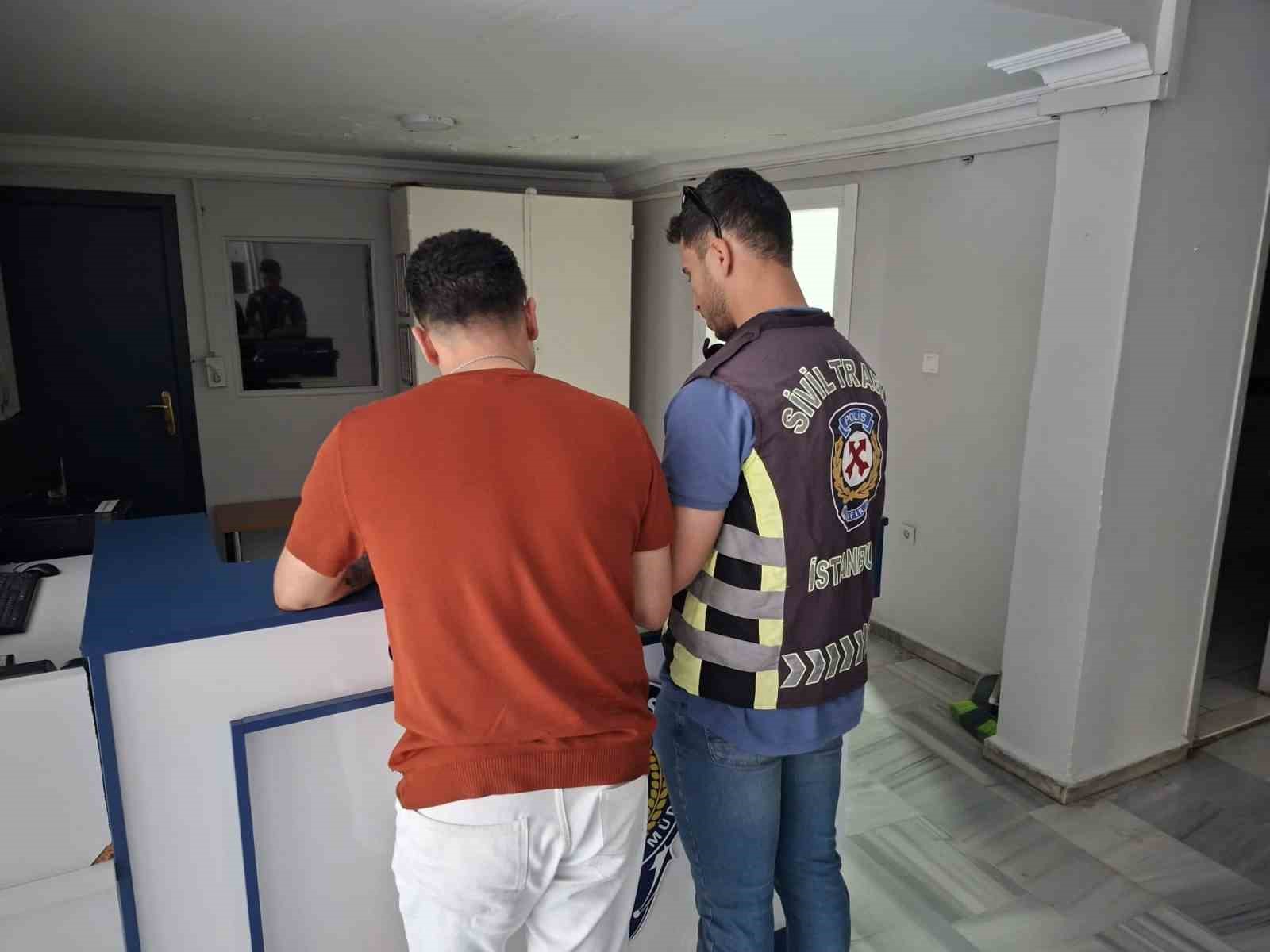 Fatih’te yol verme tartışmasında motosikletli kuryeyi şoke eden tokat: O anlar kamerada
