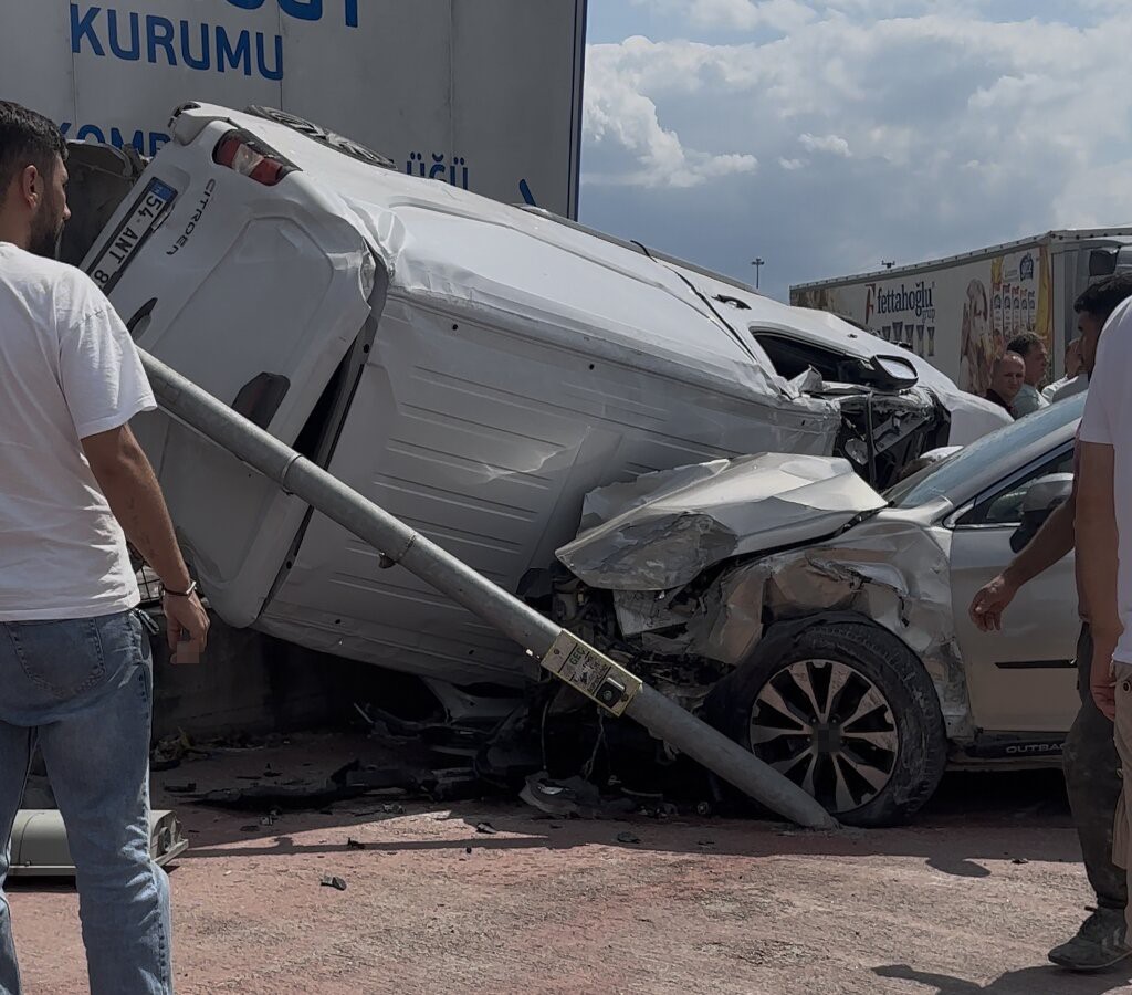 Araçlar birbirine girdi: Yan yatan panelvan, duvar ile SUV arasında kaldı
