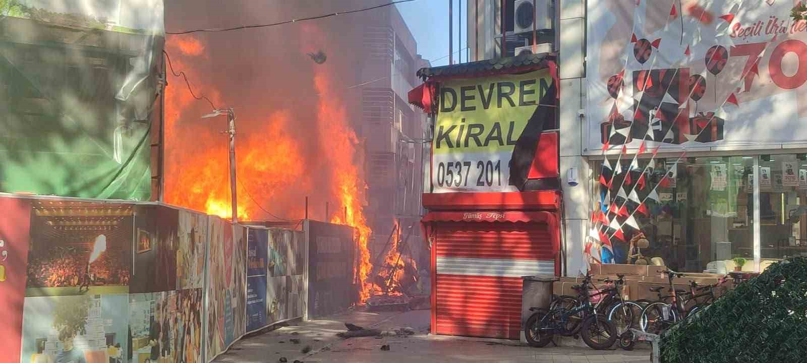 Kocaeli’de konteynerdeki yangın iki işletmeye sıçradı: Mahalleli sokağa döküldü
