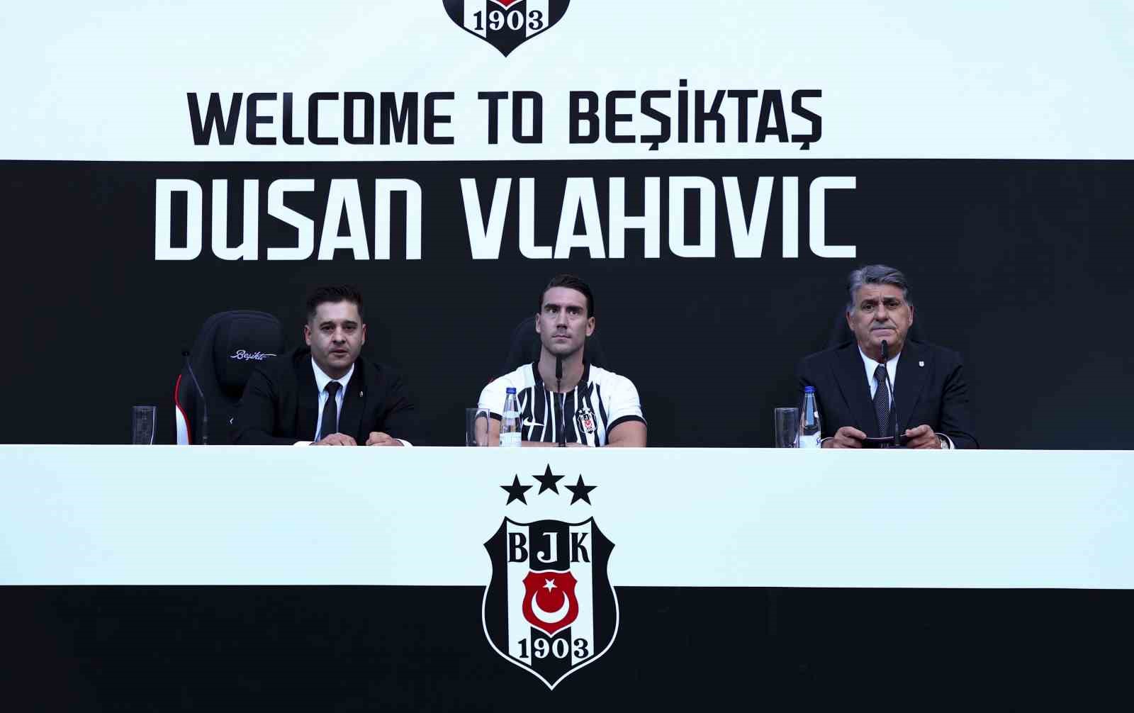 Dusan Vlahovic, yaklaşık 20 bin taraftarın önünde imzayı attı

