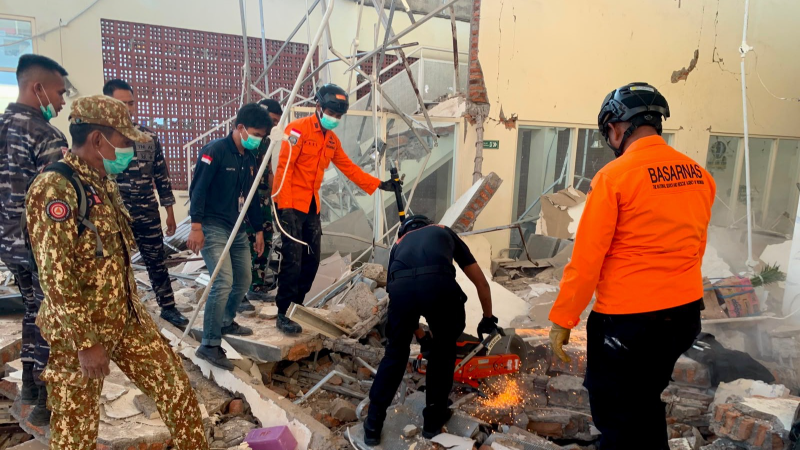 Endonezya'da meydana gelen depremde can kaybı 38'e yükseldi