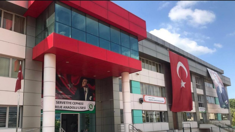 Yasak aşka çomak sokan müdür hedef oldu